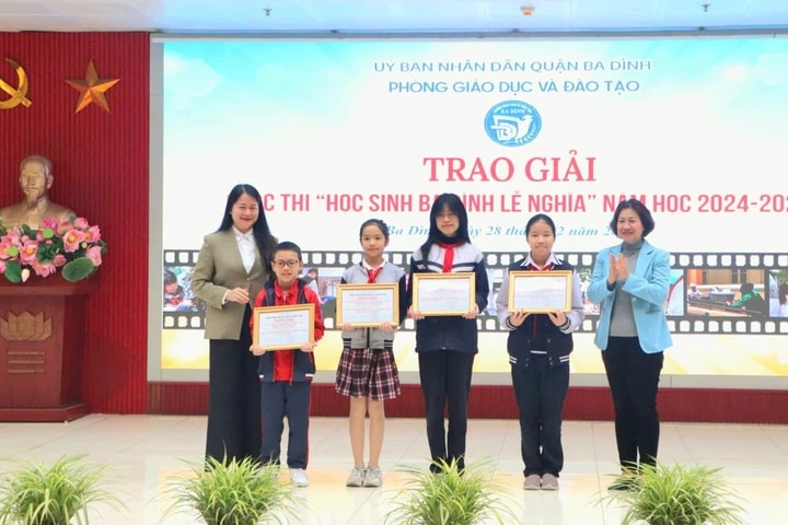 Trao giải “Học sinh Ba Đình lễ nghĩa”