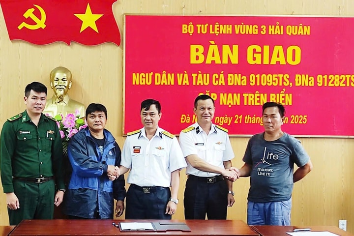 Vùng 3 Hải quân bàn giao tàu cá Đà Nẵng bị nạn trên biển