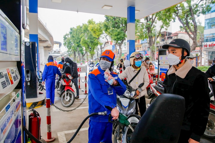 Chính phủ đề xuất giảm 2% thuế VAT đối với xăng