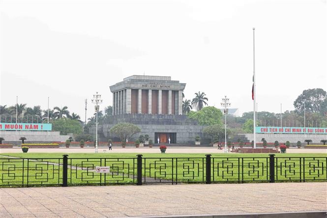 Treo cờ rủ Quốc tang đồng chí Khamtay Siphandone
