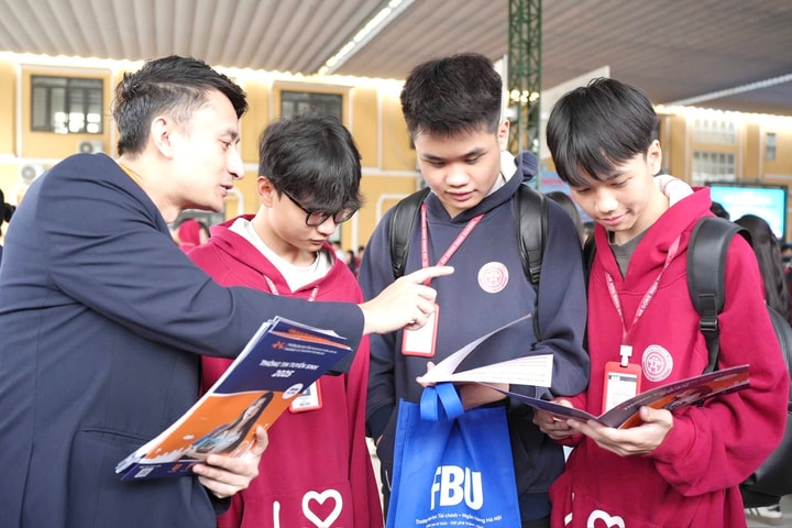 Hơn 2.000 học sinh Thủ đô tham gia tư vấn tuyển sinh, hướng nghiệp