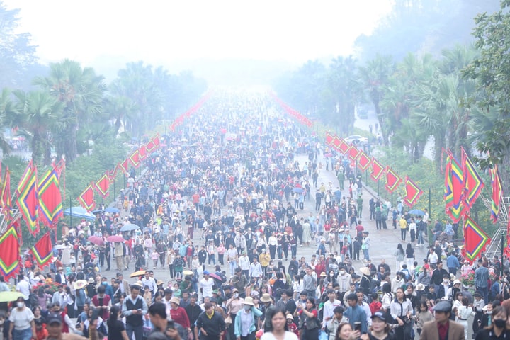Hàng triệu lượt khách đổ về Đền Hùng trước ngày Giỗ Tổ