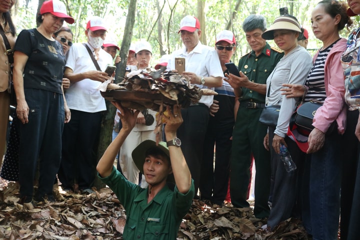 Nhộn nhịp du khách về thăm khu di tích địa đạo Củ Chi