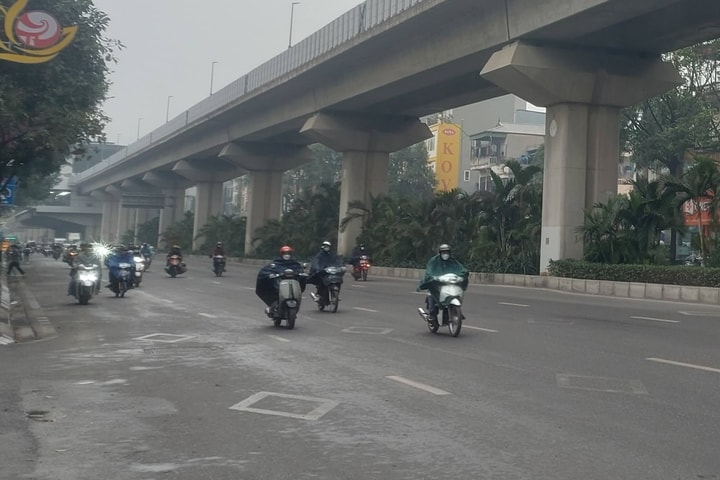 Hà Nội mưa nhỏ, sương mù và nồm ẩm