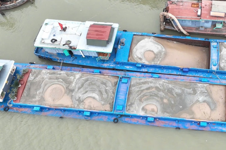 Liên tiếp phát hiện vận chuyển cát không hóa đơn chứng từ trên sông Hồng