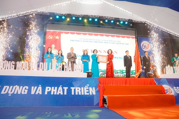 Trường Cao đẳng Thương mại và Du lịch Hà Nội đón nhận Huân chương Lao động hạng Ba
