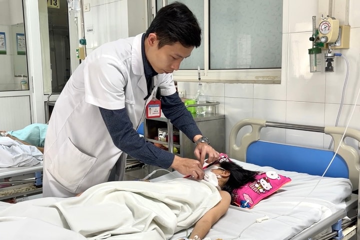 Bé gái 11 tuổi bị chó nhà nuôi cắn vào cổ, thủng thực quản