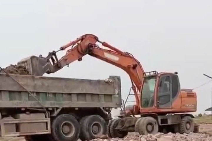 Huyện Đan Phượng tập trung xử lý vi phạm đổ phế thải trái phép ra sông Hồng