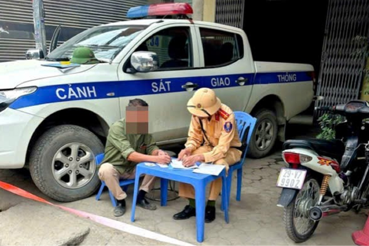 Cảnh sát giao thông Hà Nội xử lý nhiều vi phạm tại các tuyến đường liên xã