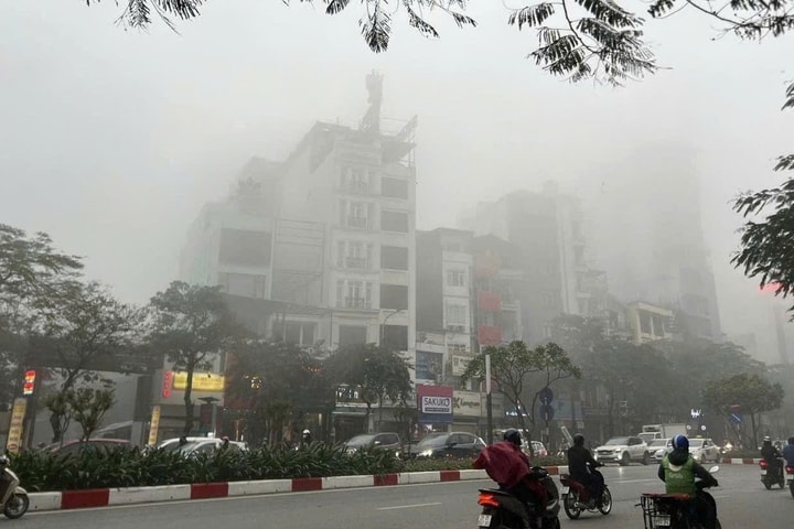 Nhiều ngày không có mưa, không khí ở Hà Nội vẫn mù mịt bởi bụi mịn