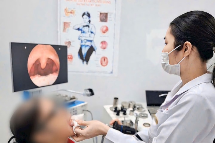 Ho kéo dài, cụ bà không ngờ nguyên nhân từ mảnh kim loại mắc sâu trong họng