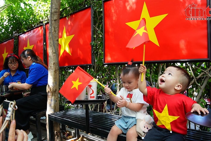 TP Hồ Chí Minh: Những quán cà phê rực rỡ cờ hoa chào mừng đại lễ 30-4