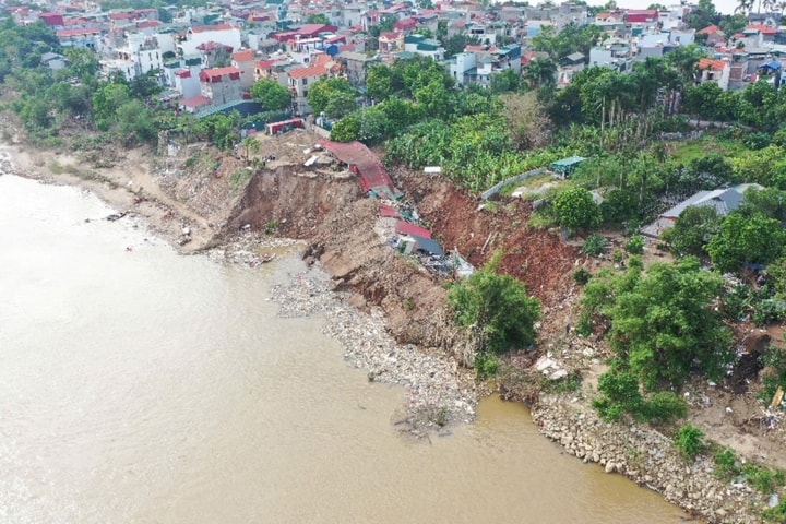 Hà Nội công bố tình huống khẩn cấp sự cố sạt lở bờ sông Đuống, đoạn quận Long Biên