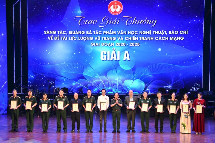 Trao thưởng 208 tác phẩm về lực lượng vũ trang và chiến tranh cách mạng