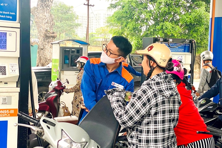 Giá xăng tiếp tục giảm nhẹ