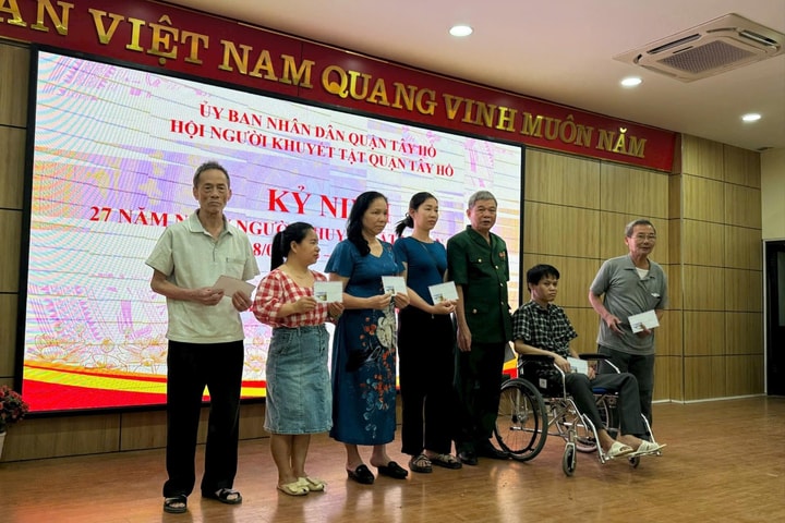 Hội Người khuyết tật quận Tây Hồ trao quà và máy tính hỗ trợ hội viên