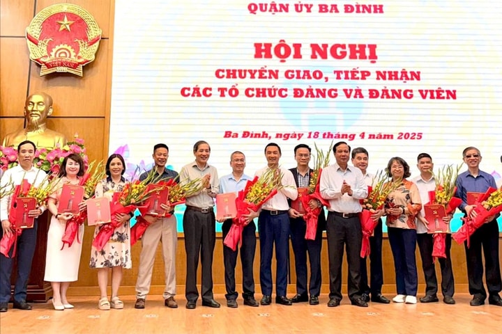 Quận ủy Ba Đình tiếp nhận 8 đảng bộ với hơn 1.000 đảng viên