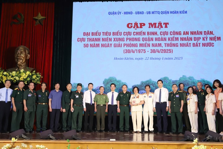 Quận Hoàn Kiếm tri ân 150 cựu chiến binh tiêu biểu