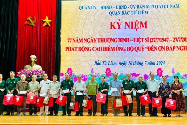 Thực hiện chi tặng quà cho người có công nhân kỷ niệm 50 năm Ngày Giải phóng miền Nam