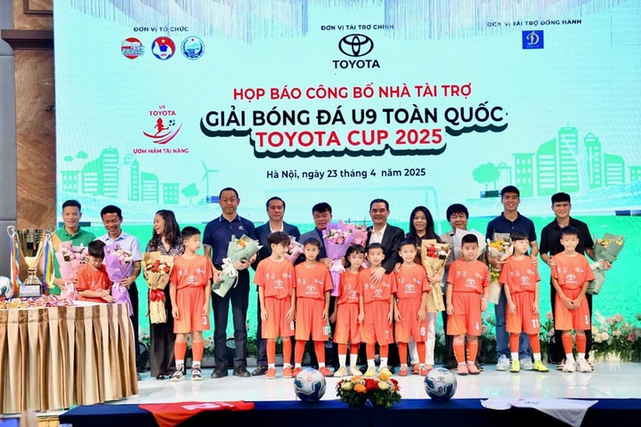 Duy Mạnh, Tuấn Hải truyền cảm hứng cho các cầu thủ nhí tại Giải bóng đá U9 toàn quốc 2025
