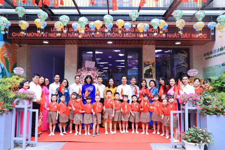 Hoàn Kiếm gắn biển công trình chào mừng kỷ niệm 50 năm Ngày Giải phóng miền Nam, thống nhất đất nước