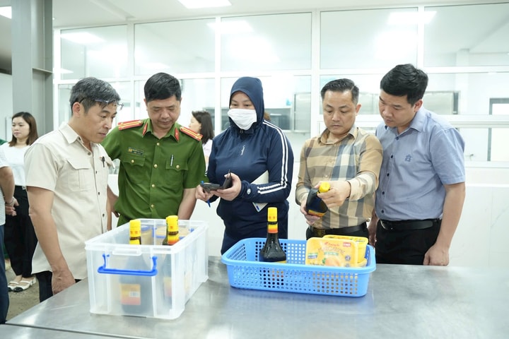 Tây Hồ tăng cường kiểm tra đột xuất, xử lý nghiêm các vi phạm an toàn thực phẩm