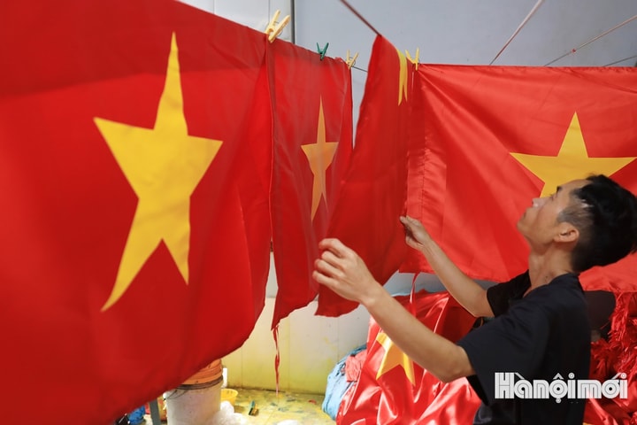 Rộn rã làng may cờ Tổ quốc lớn nhất Hà Nội