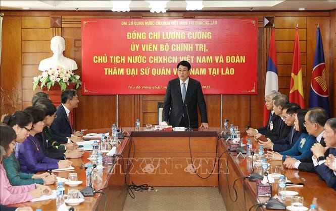 Chủ tịch nước Lương Cường thăm Đại sứ quán Việt Nam tại Lào