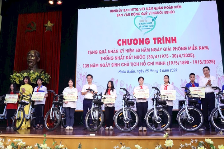 Hoàn Kiếm: Hỗ trợ 374 triệu đồng cho hộ cận nghèo, trẻ em khó khăn