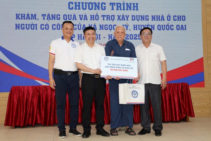 Bệnh viện Phụ sản trung ương khám bệnh, hỗ trợ xây nhà cho người có công tại xã Ngọc Mỹ