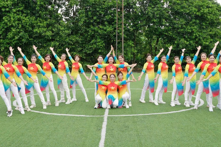 50.000 phụ nữ Hà Nội đồng diễn dân vũ mừng 50 năm thống nhất đất nước