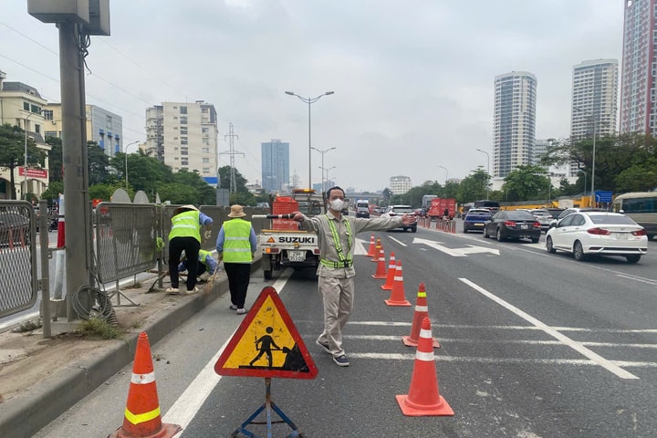 Hà Nội đồng loạt vệ sinh biển báo hiệu, dải phân cách, đảo giao thông, hầm, cầu đi bộ