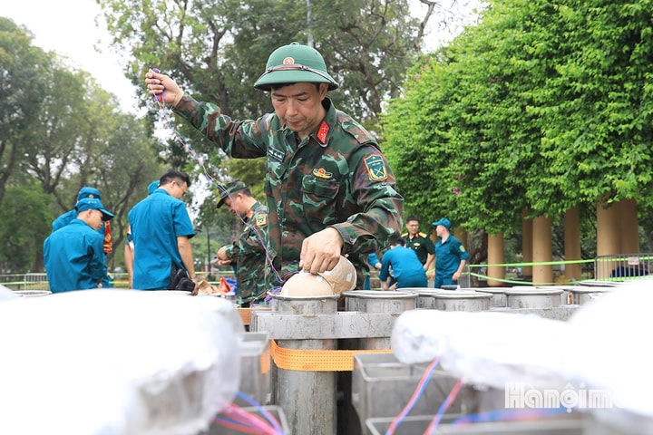 Cận cảnh trận địa pháo hoa mừng 50 năm thống nhất đất nước tại Hà Nội