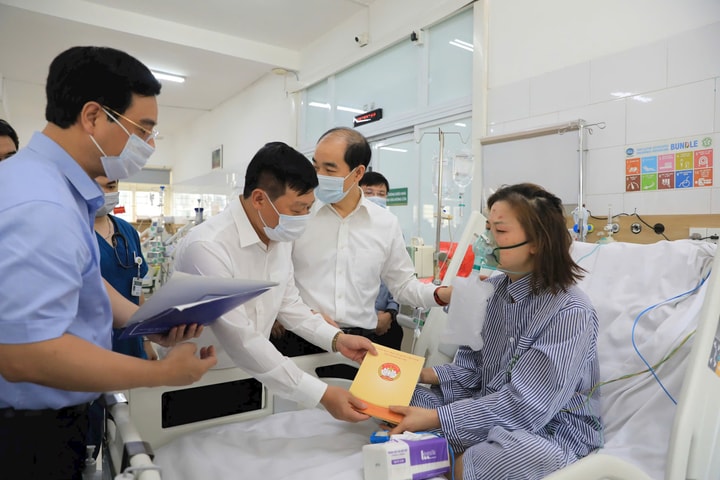 Lãnh đạo thành phố Hà Nội thăm hỏi nạn nhân vụ cháy ở quận Hoàng Mai
