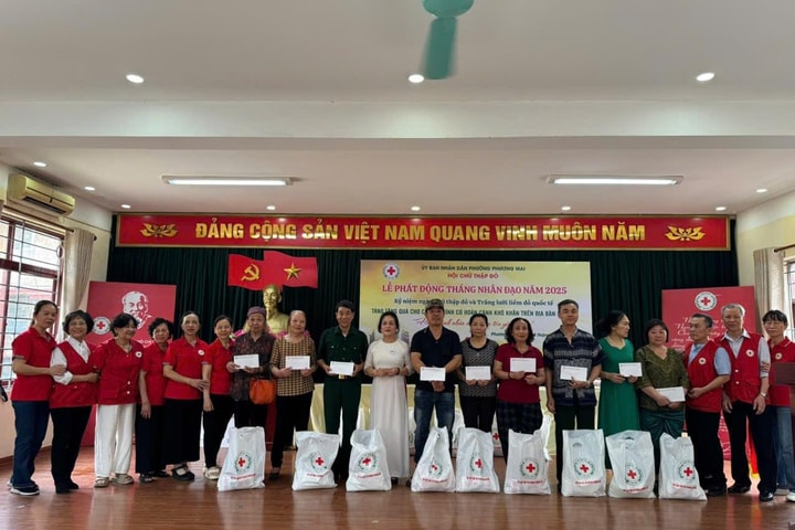 Trao 105 suất quà hỗ trợ người có hoàn cảnh khó khăn, hưởng ứng Tháng Nhân đạo