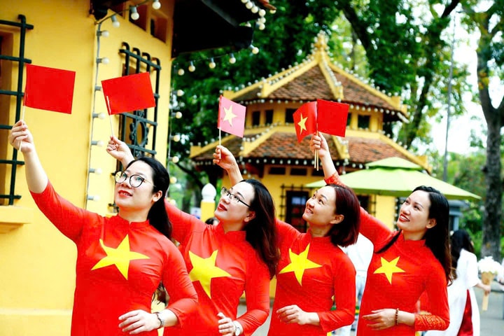 Phụ nữ Hà Nội rạng rỡ mừng 50 năm Bắc Nam một nhà