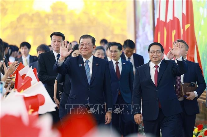 Thủ tướng Nhật Bản kết thúc tốt đẹp chuyến thăm chính thức Việt Nam