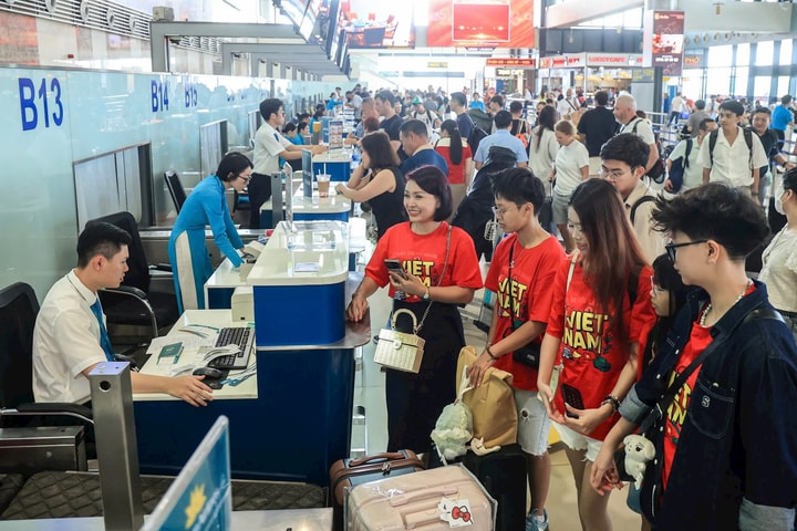 Bến xe, sân bay, nhà ga đông nghẹt người trong ngày cao điểm trước kỳ nghỉ lễ