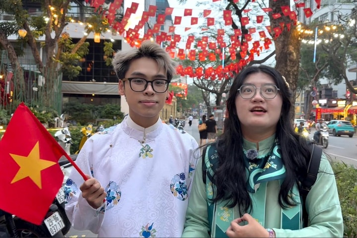 Người Hà Nội hân hoan mừng Tết thống nhất dưới “rừng” cờ Tổ quốc