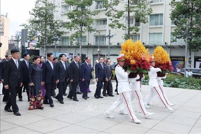 Lãnh đạo Đảng, Nhà nước dâng hương tưởng nhớ Chủ tịch Hồ Chí Minh và Chủ tịch Tôn Đức Thắng