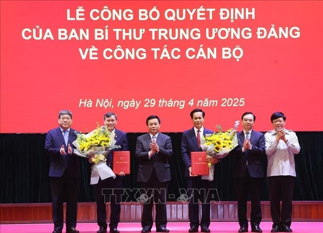 Trao quyết định bổ nhiệm lại 2 Phó Giám đốc Học viện Chính trị quốc gia Hồ Chí Minh
