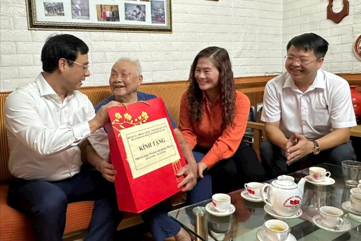 Hà Nội chi hơn 381 tỷ đồng tặng quà gia đình người có công