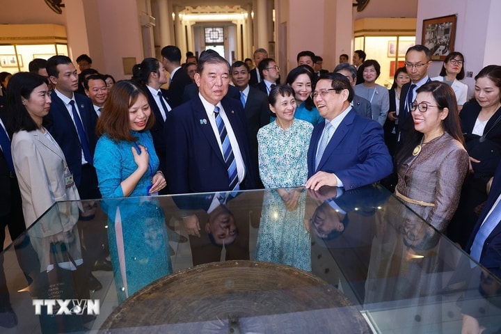 Thủ tướng Phạm Minh Chính, Thủ tướng Nhật Bản và hai Phu nhân thăm Bảo tàng Lịch sử quốc gia