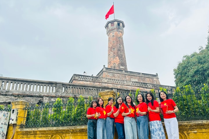 Các điểm di tích, du lịch Hà Nội đông kín khách vui chơi mừng Ngày Thống nhất đất nước