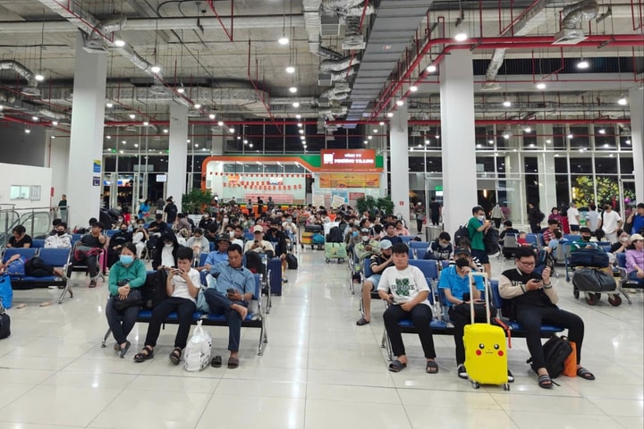 TP Hồ Chí Minh: Nhiều tuyến đường ùn ứ, bến xe, sân bay đông đúc