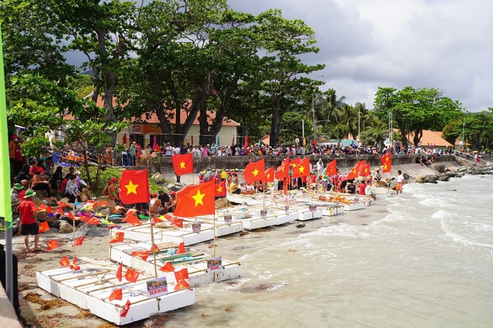 Độc đáo cuộc thi đua bè tại Côn Đảo