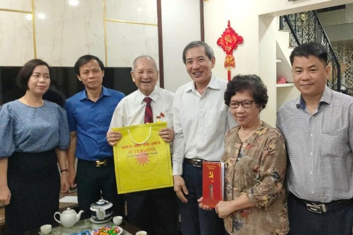 Quận Ba Đình thăm, tặng quà 4.650 người có công
