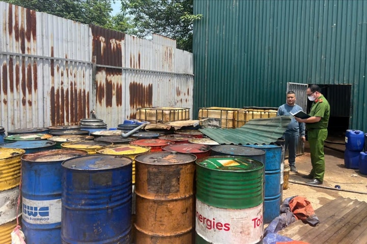 Khởi tố vụ án xả 6.950kg chất thải nguy hại ra môi trường ở Gia Lâm