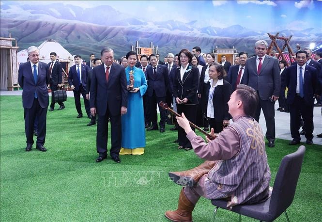 Tổng Bí thư Tô Lâm cùng Phu nhân tham quan Làng Văn hóa Dân tộc tại Kazakhstan