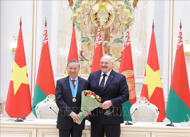 Tổng Bí thư Tô Lâm và Tổng thống Aleksandr Lukashenko chứng kiến lễ ký các văn kiện hợp tác giữa Việt Nam - Belarus